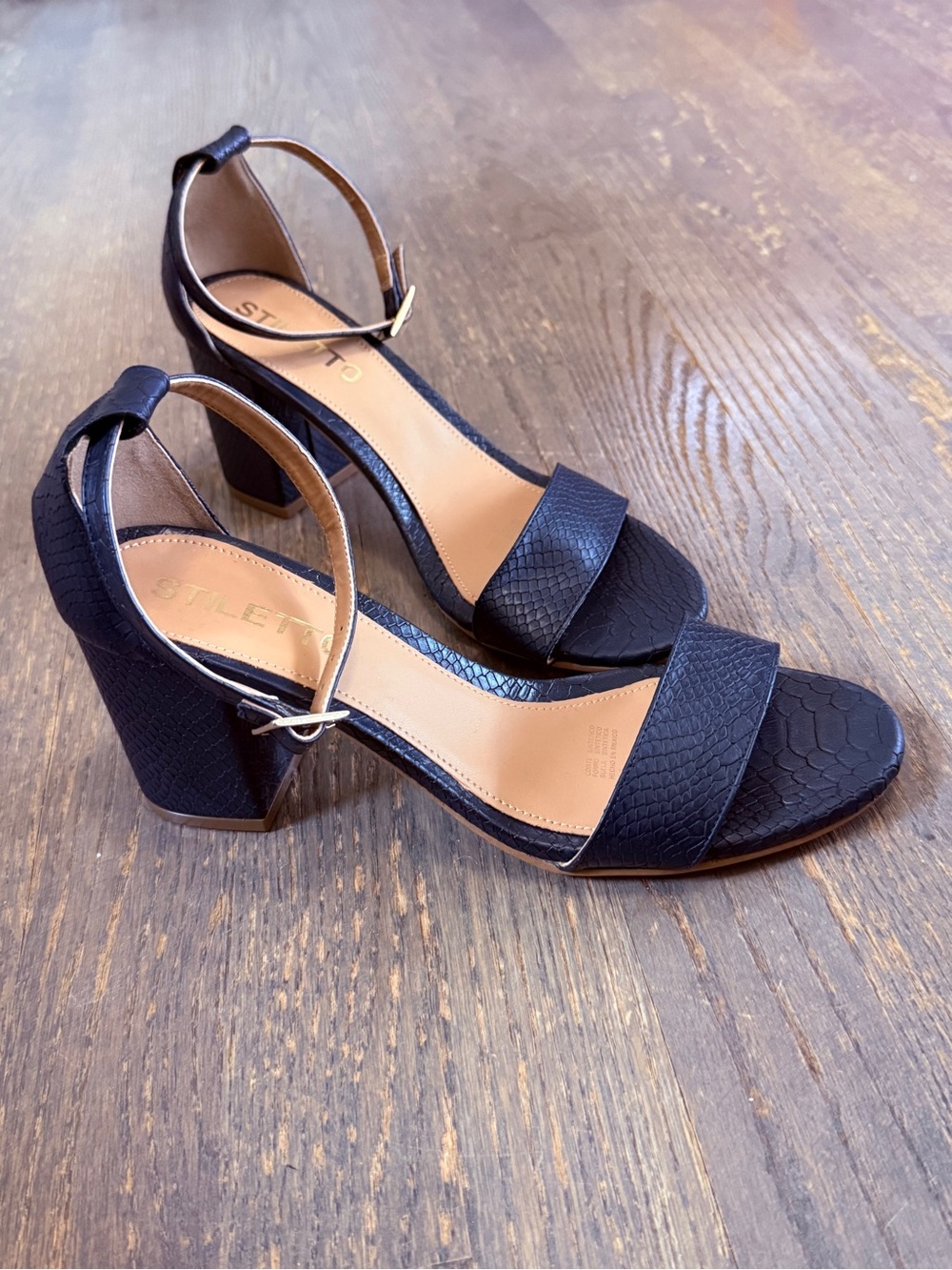 Navy snake Textured Block Heel Sandals with Ankle Strap
Size 10 US 27 MX